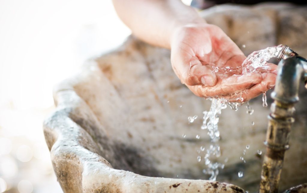 Apa minerală ca factor natural terapeutic în afecțiunile digestive cronice
