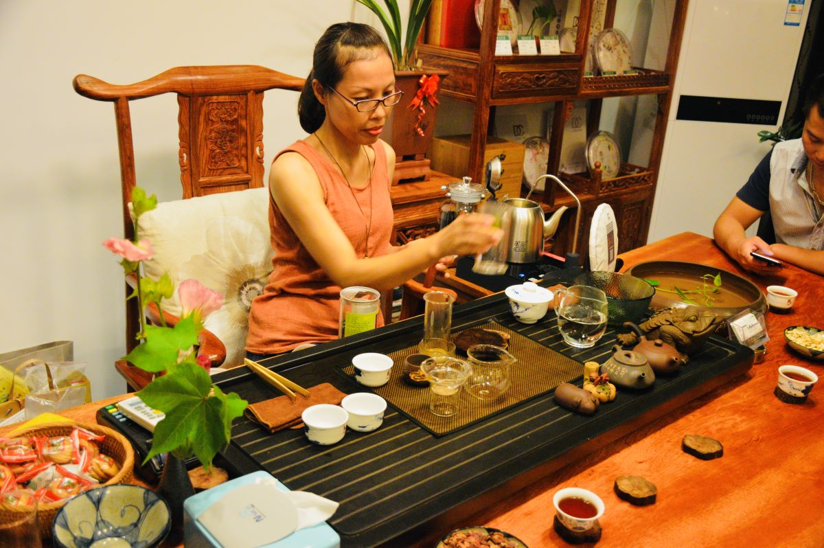 Portret Elena Nastaca / Asistând la ceremonia ceaiului in China